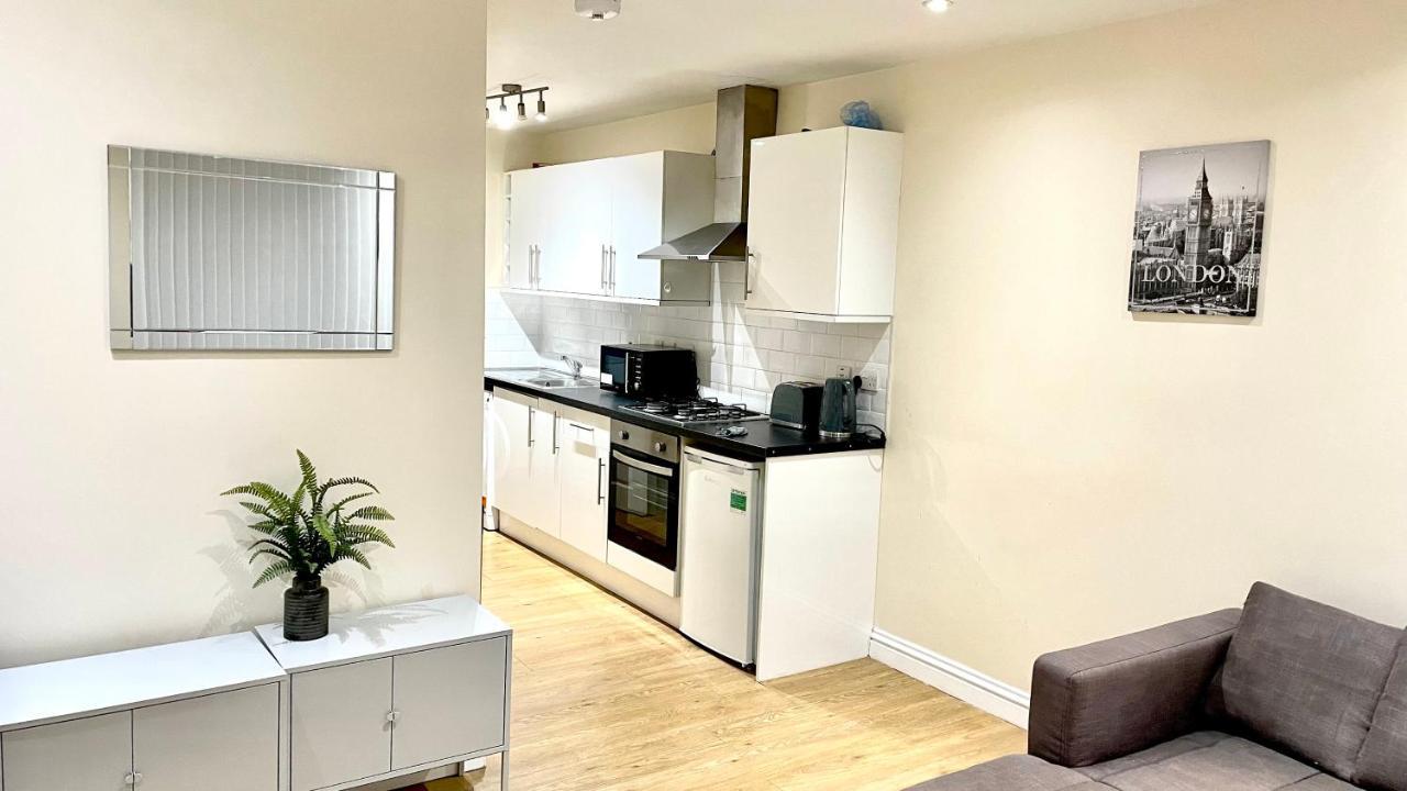 Holiday Flat In Central Slough Near To London Heathrow And Windsor With Free Car Park ภายนอก รูปภาพ