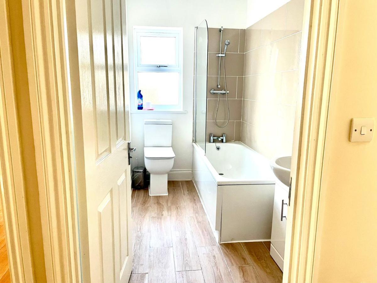 Holiday Flat In Central Slough Near To London Heathrow And Windsor With Free Car Park ภายนอก รูปภาพ
