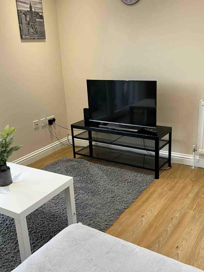 Holiday Flat In Central Slough Near To London Heathrow And Windsor With Free Car Park ภายนอก รูปภาพ