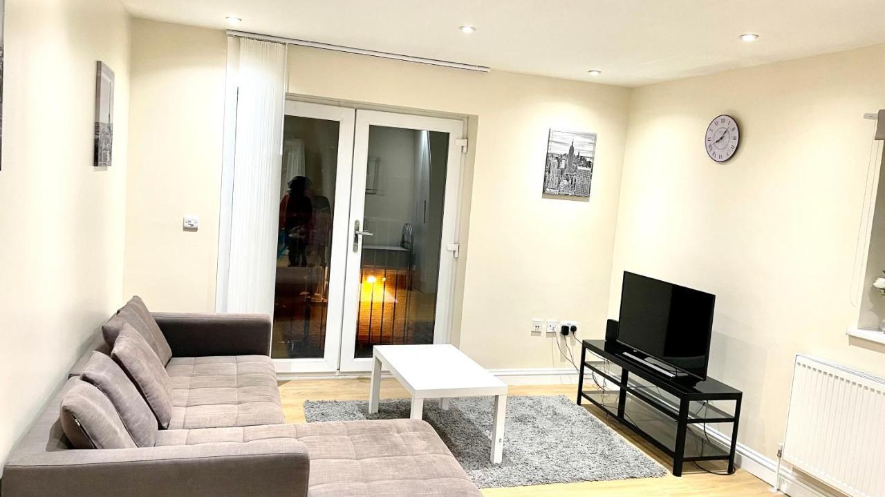 Holiday Flat In Central Slough Near To London Heathrow And Windsor With Free Car Park ภายนอก รูปภาพ
